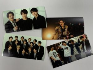 アイドルやアーティストのグッズとして光るステッカーを活用するイメージ
