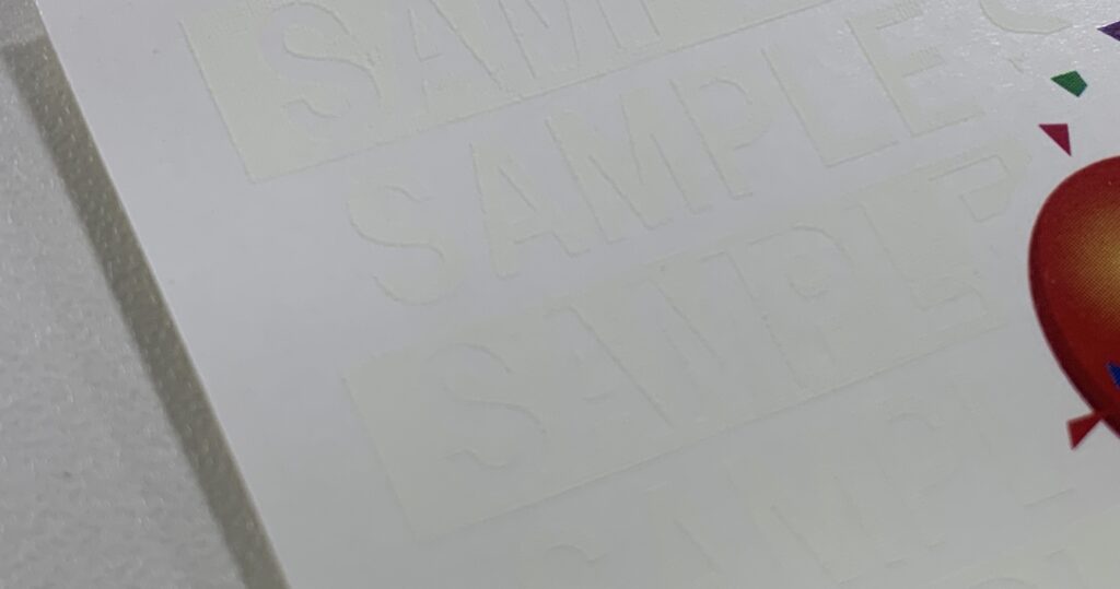 スクリーン印刷での蓄光ステッカーのインクの凹凸感