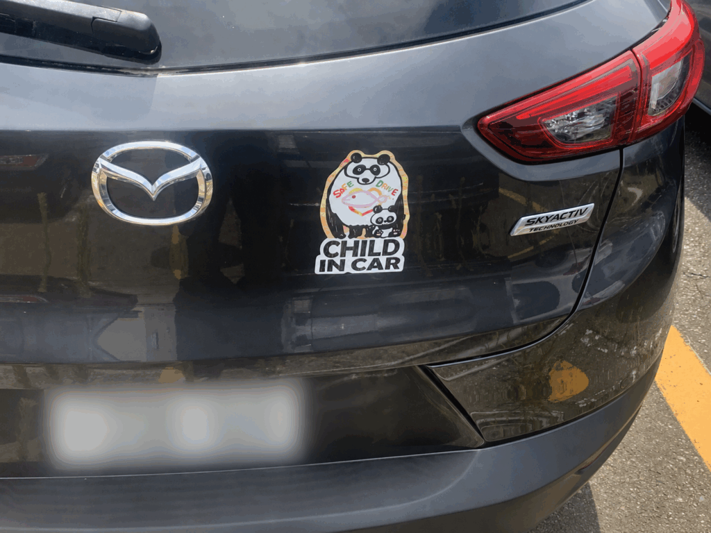 車に反射ステッカーを貼った写真