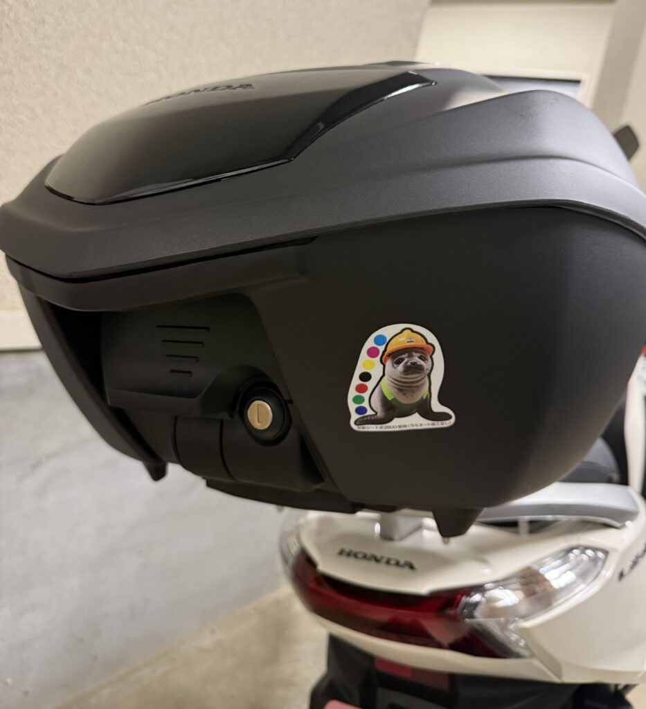 バイクのリアボックスに貼った反射ステッカー